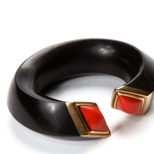 Armreif aus ebenholz koralle in ct gefasst