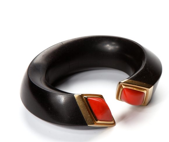 Armreif aus ebenholz koralle in ct gefasst